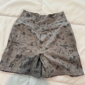 Alphalete Women's Gray Camo Bike Shorts
